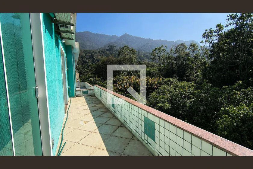 300 m² house with 3 en-suite bedrooms and 6 baths