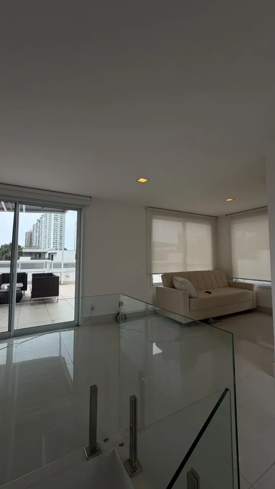 House, 400 m², with floor-to-ceiling windows — photo 8