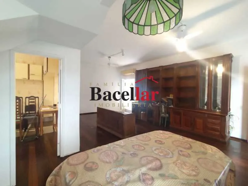 3-bedroom house with wood or laminate floors — photo 18