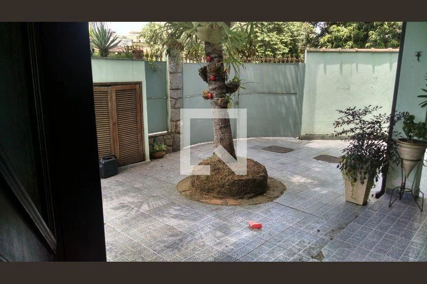 Furnished 3-bedroom house with 190 m² and parking