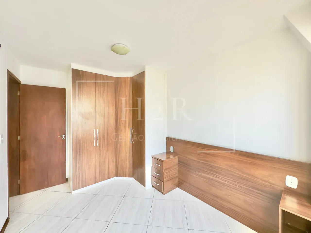 Furnished 3-bedroom apartment with balcony — photo 4