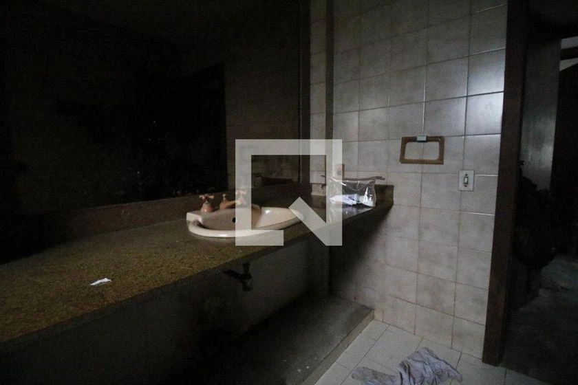 Casa de 500 m² com banheira e janelas do piso ao teto — photo 33