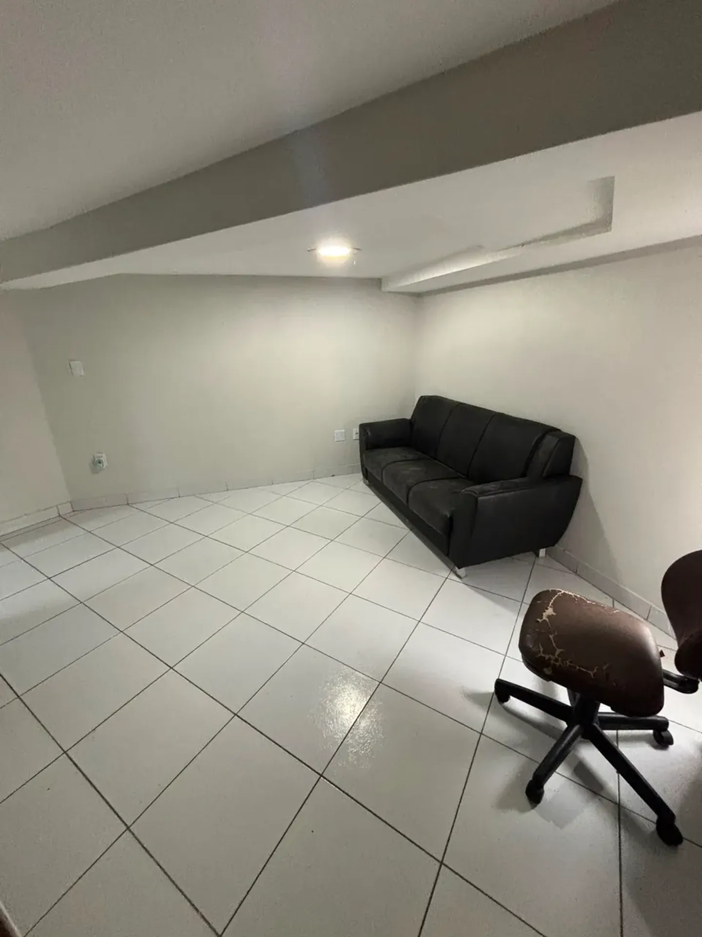 Studio with 1 bedroom and 3 bathrooms