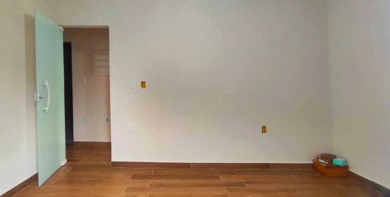 House with 3 bedrooms and a glass shower enclosure — photo 11