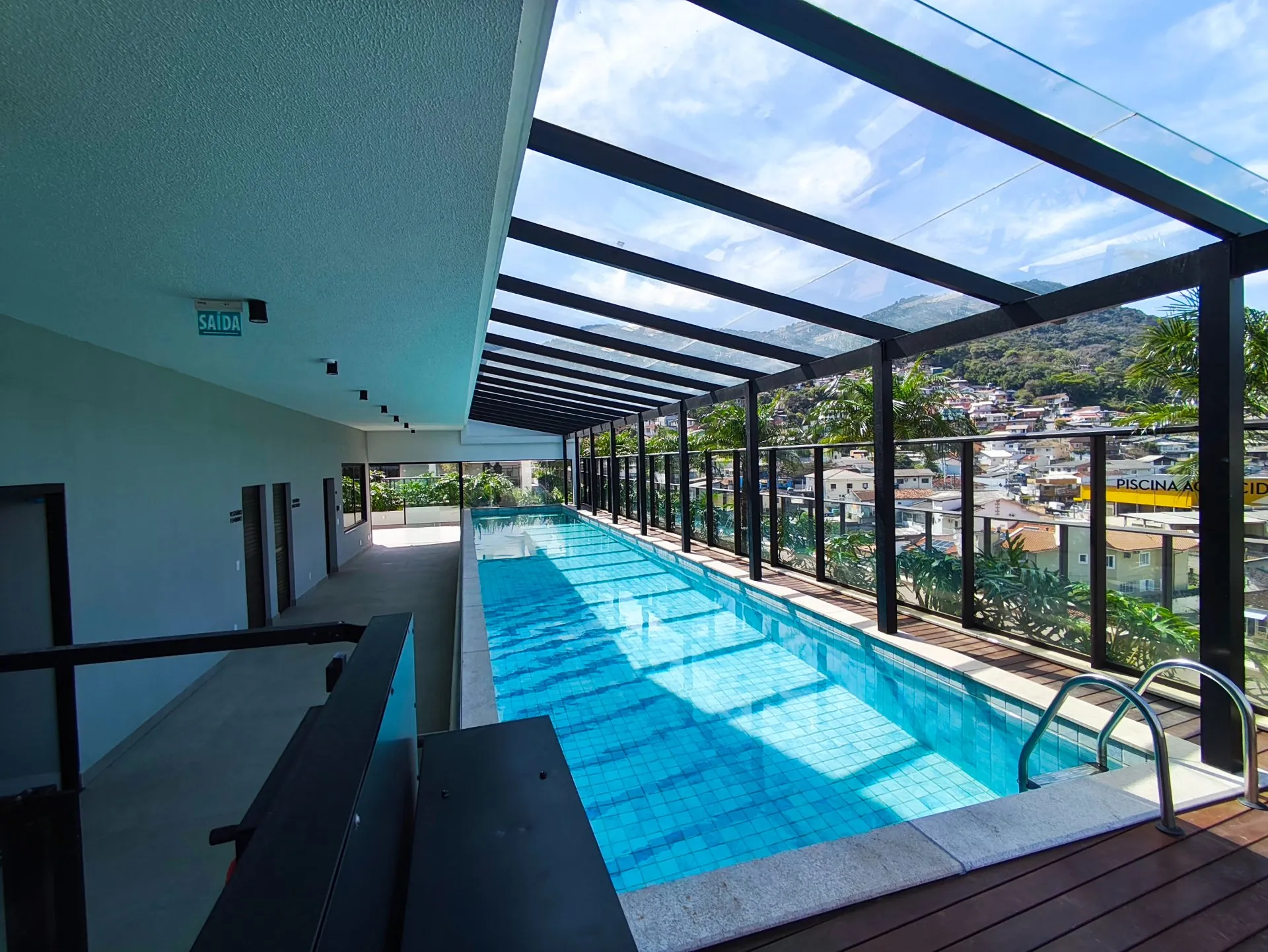 One-bedroom apartment in a building with a heated pool — photo 7