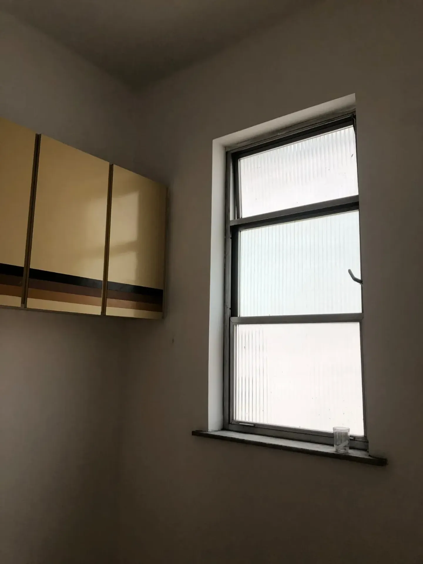 Wood or laminate floors in a 2-bedroom apartment, 82 m² — photo 2
