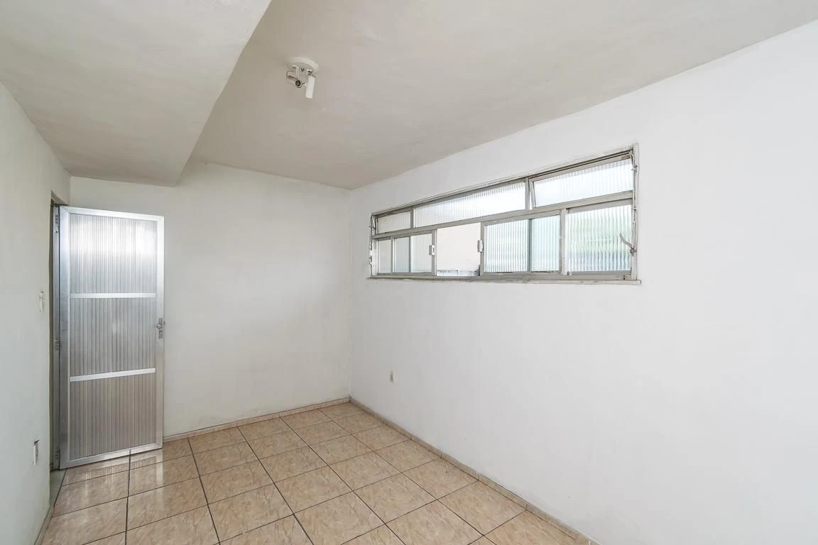 Unfurnished apartment with 2 bedrooms and a laundry area — photo 8