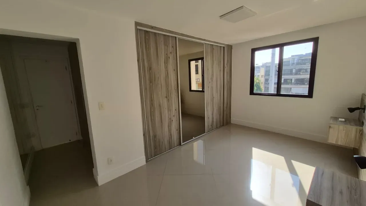 Apartment with an open-plan kitchen and 4 bedrooms — photo 24