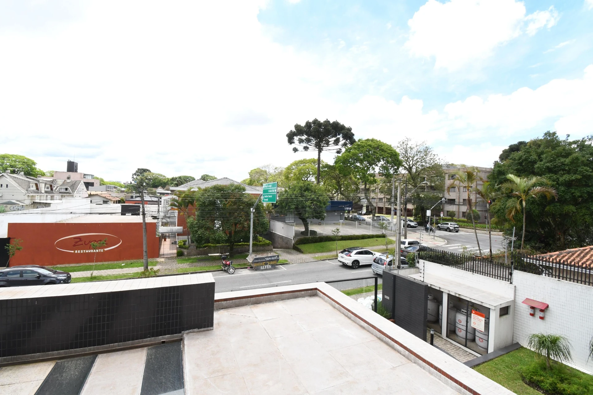 3-bedroom apartment in a building with a gym — photo 43