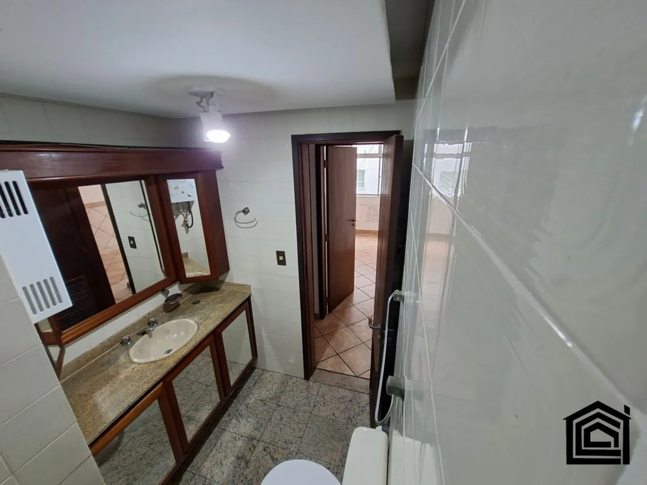 2-bedroom apartment with 2 bathrooms and balcony — photo 3