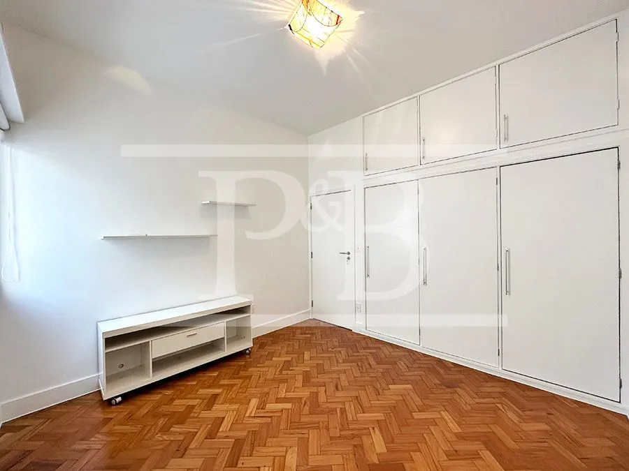 135 m² apartment with a home office and a bathtub — photo 14