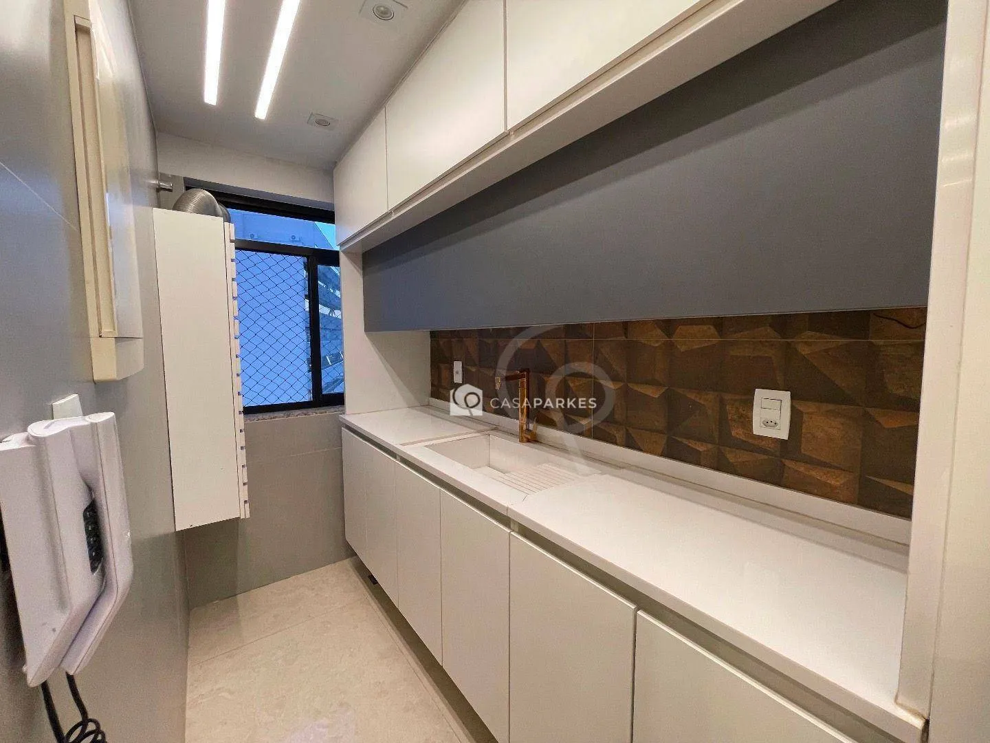 Balcony with a grill in a 3-bedroom apartment, 120 m² — photo 29