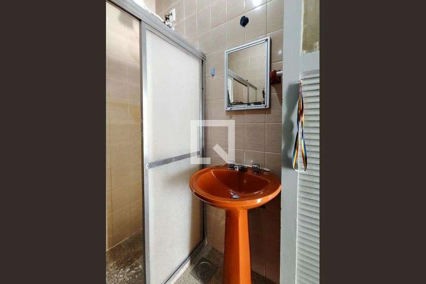 1-bedroom apartment with a gas stove kitchenette — photo 38