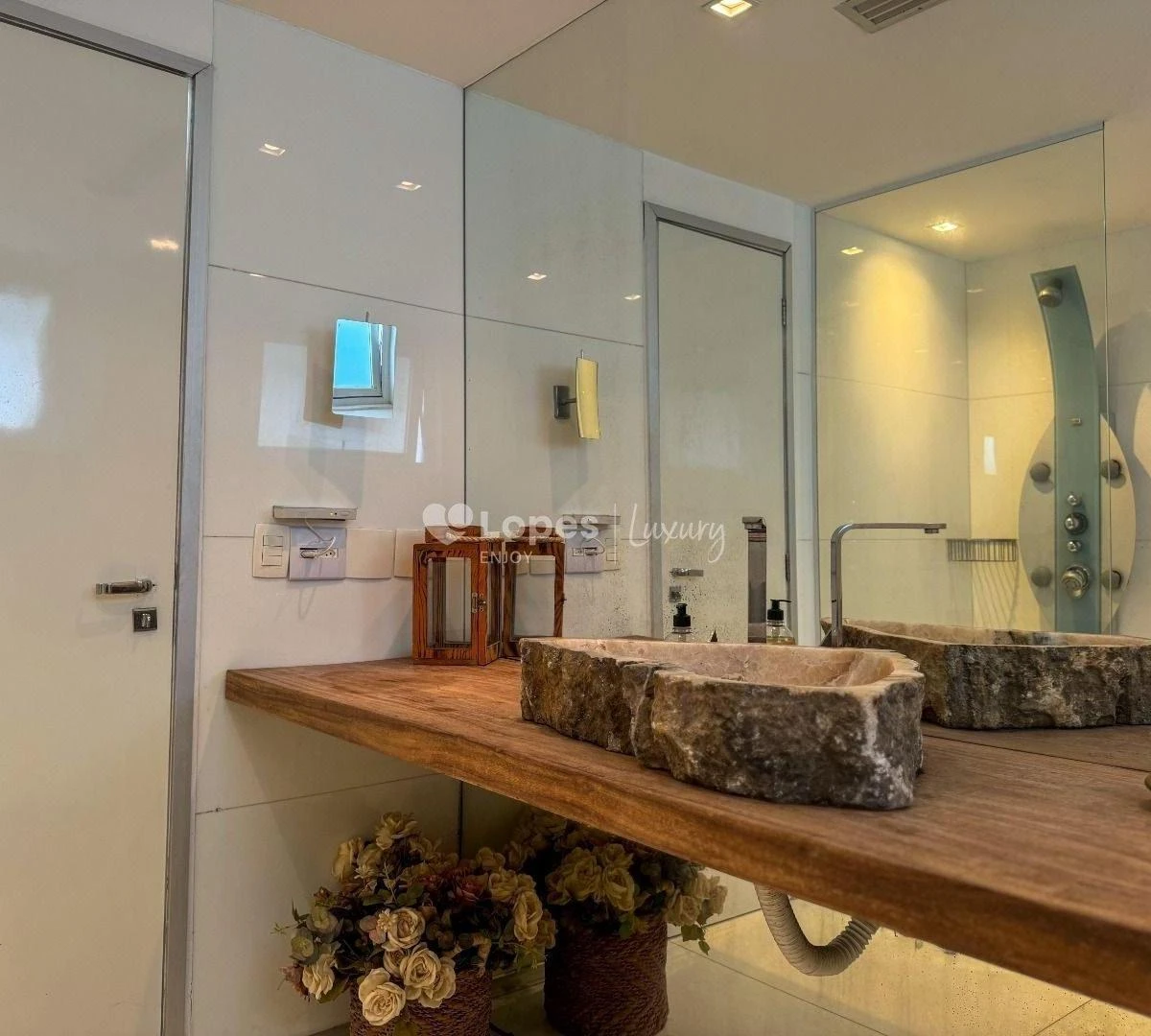 House with 5 en-suite bedrooms, 8 baths and 3 parking — photo 42