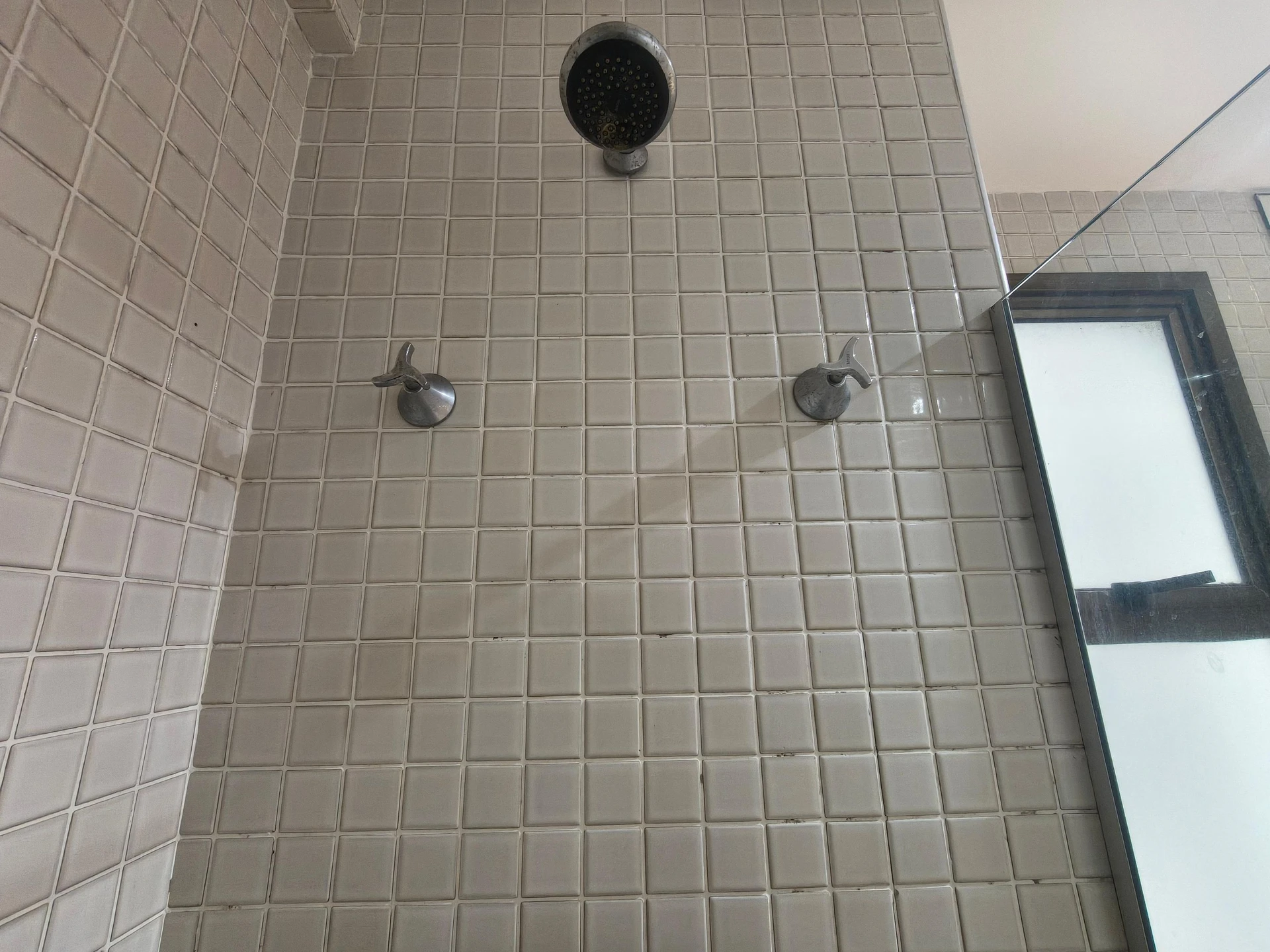 Furnished 1-bedroom apartment with a balcony and pool — photo 23