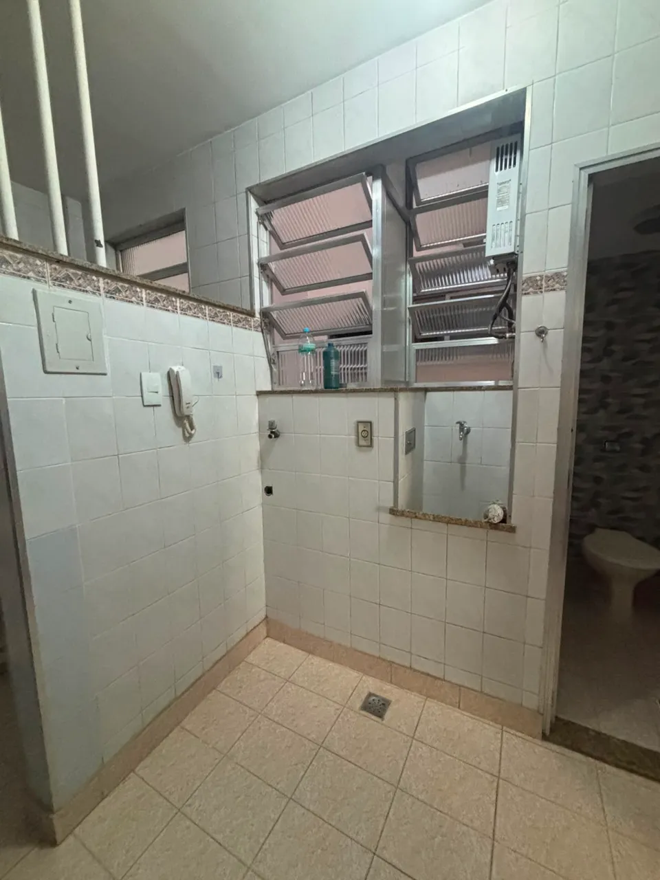 1-bedroom apartment with 2 bathrooms and glass shower — photo 7