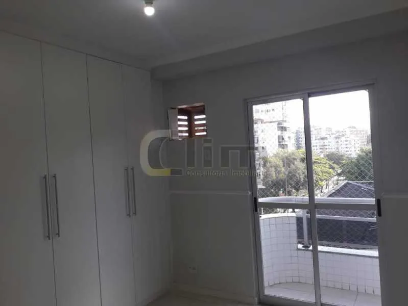 3-bedroom apartment in a building with a pool — photo 12