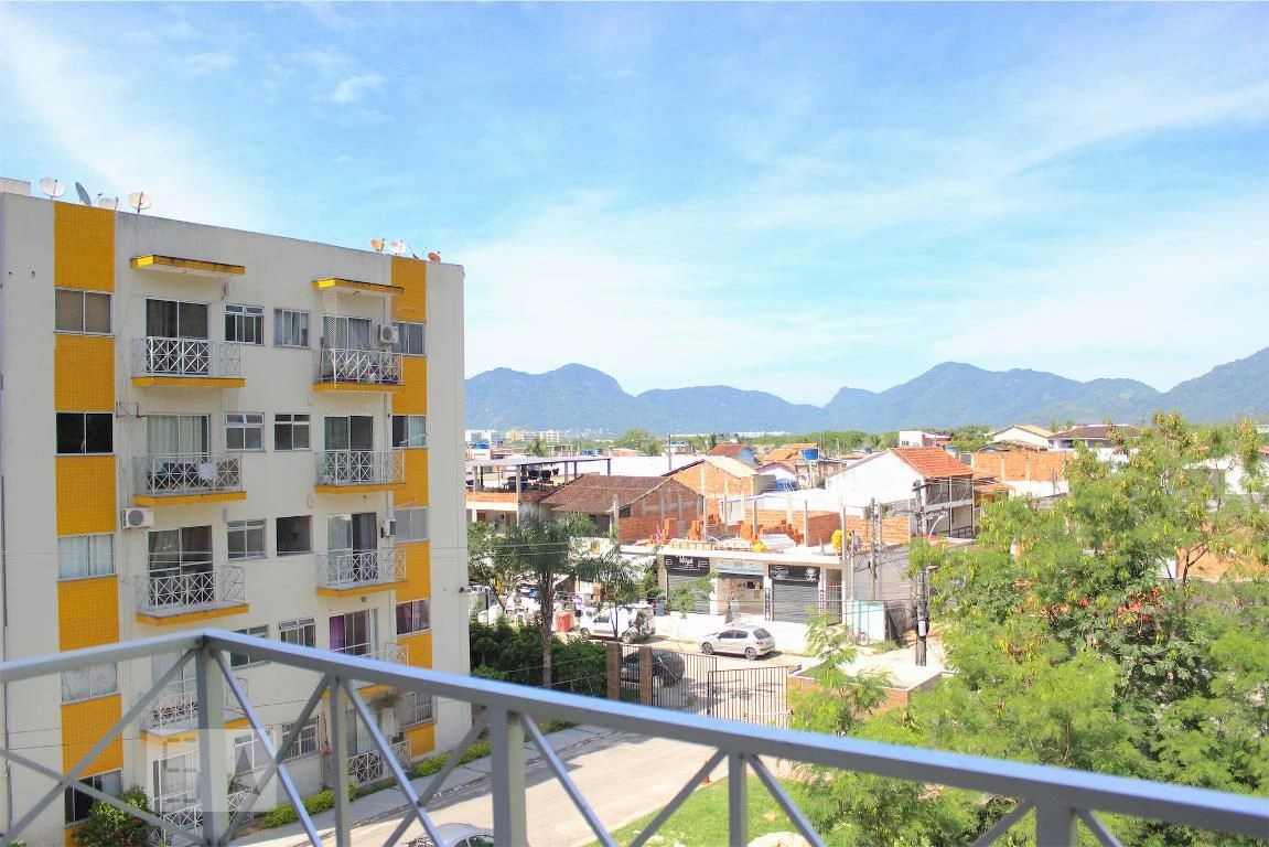 2-bedroom apartment with a balcony and shared pool — photo 9