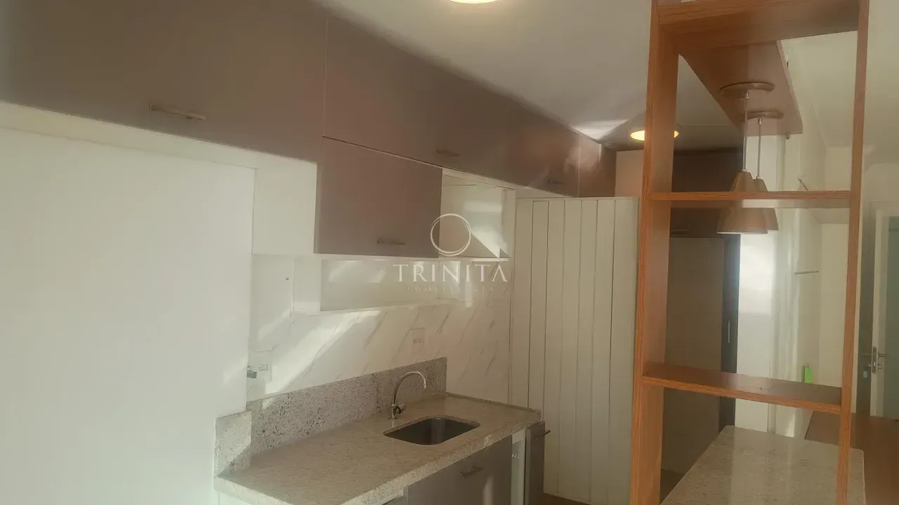 2-suite apartment with enclosed balcony and open-plan kitchen — photo 2