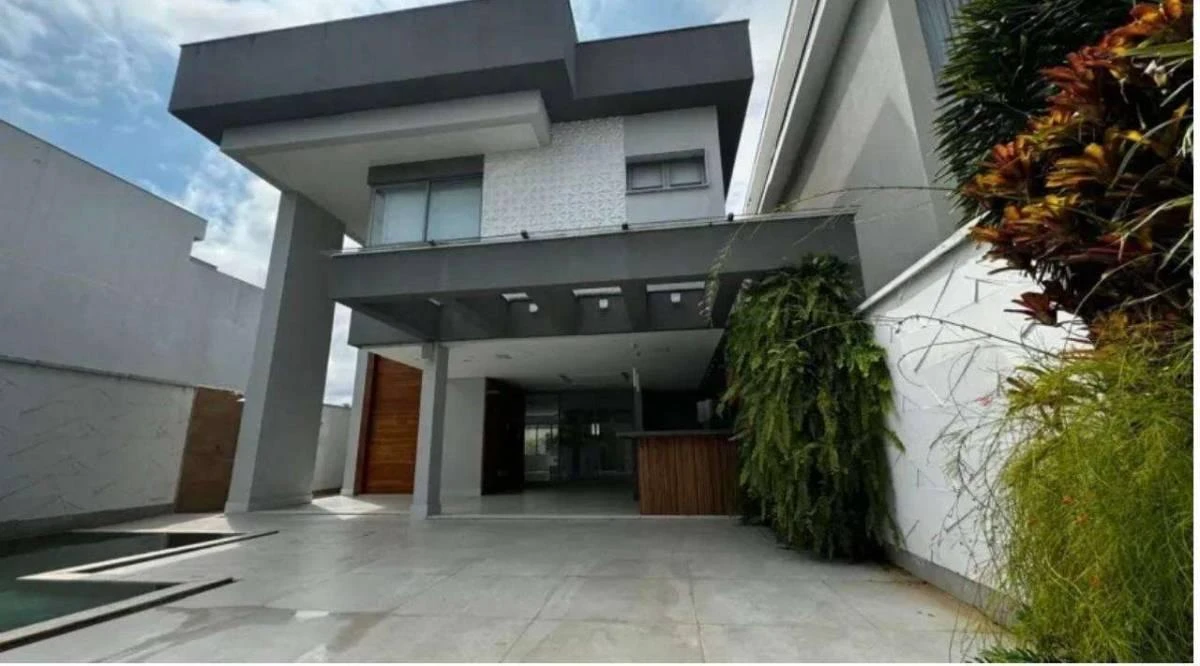 Balcony with a grill in a 3-bedroom house, 300 m² — photo 5