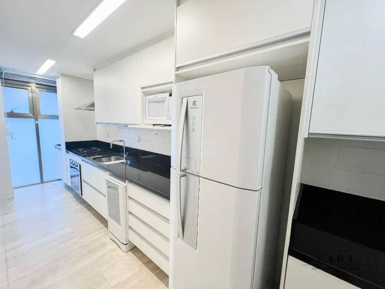 Furnished 2-bedroom apartment with open-plan kitchen — photo 2