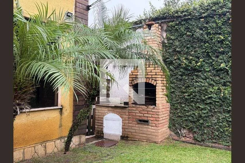 Balcony with a grill in a one-bedroom house, 75 m² — photo 8