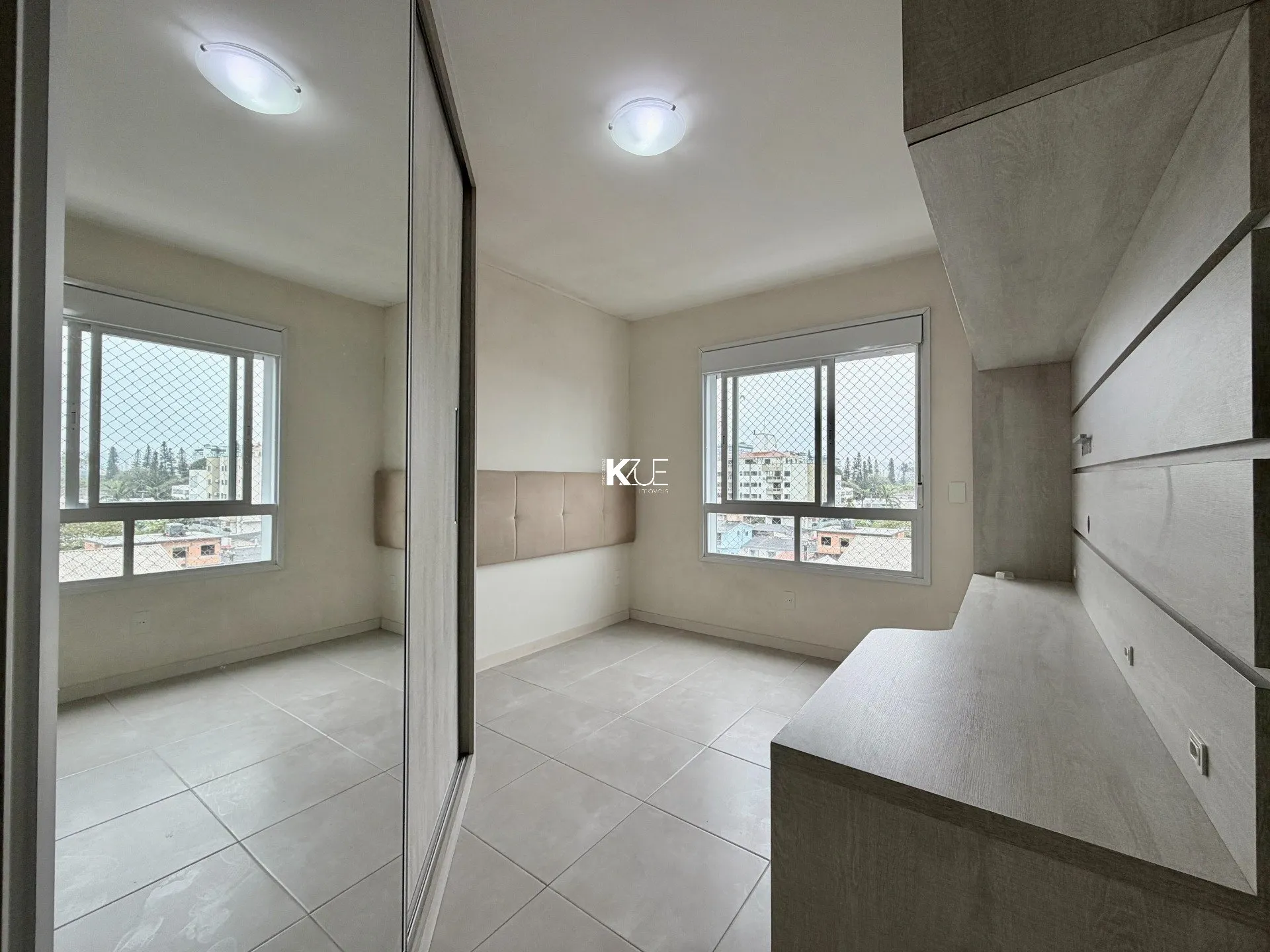 Balcony with a grill in a 2-bedroom apartment, 83 m² — photo 3