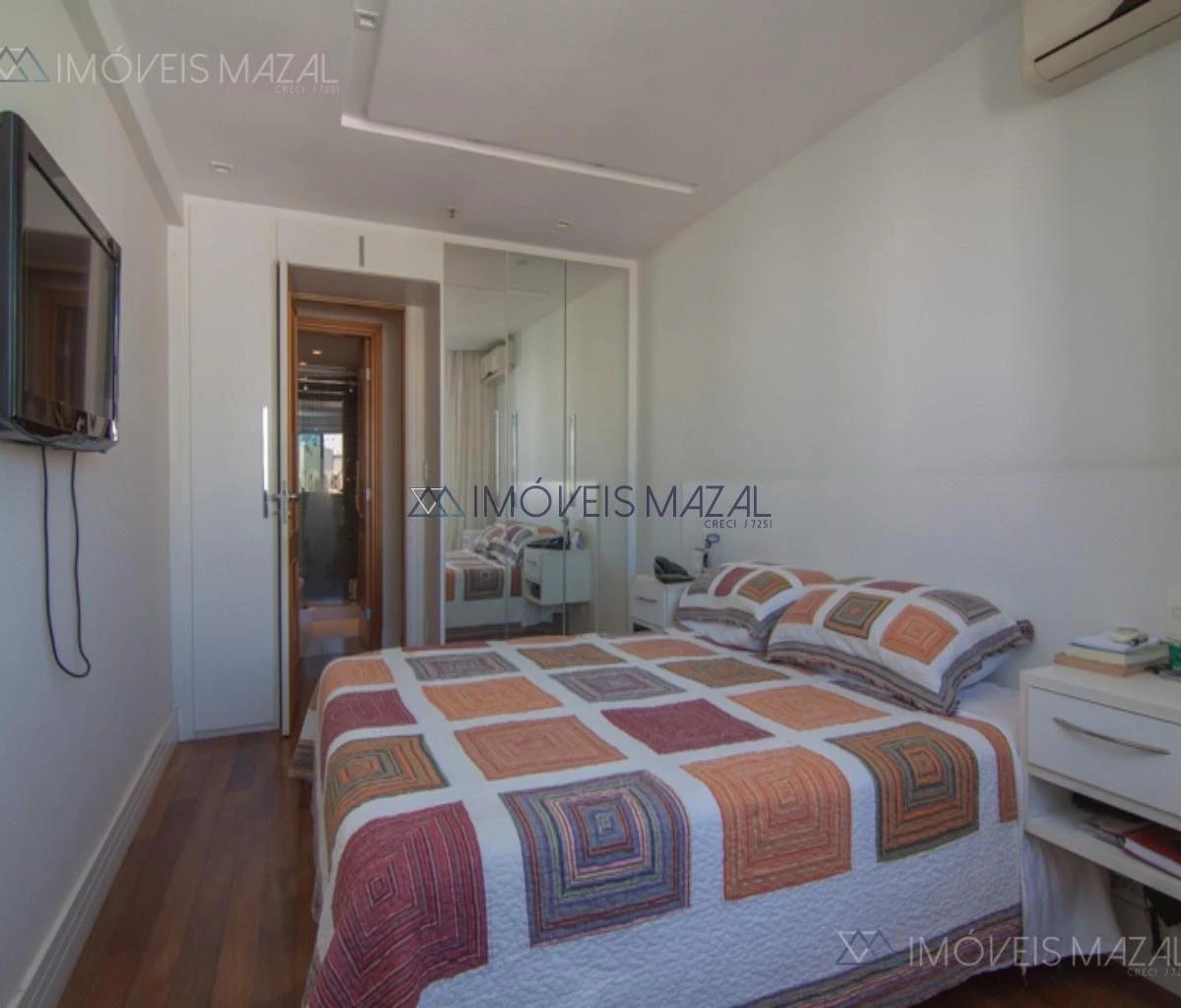 Glass-enclosed balcony in a one-bedroom apartment, 102 m² — photo 4