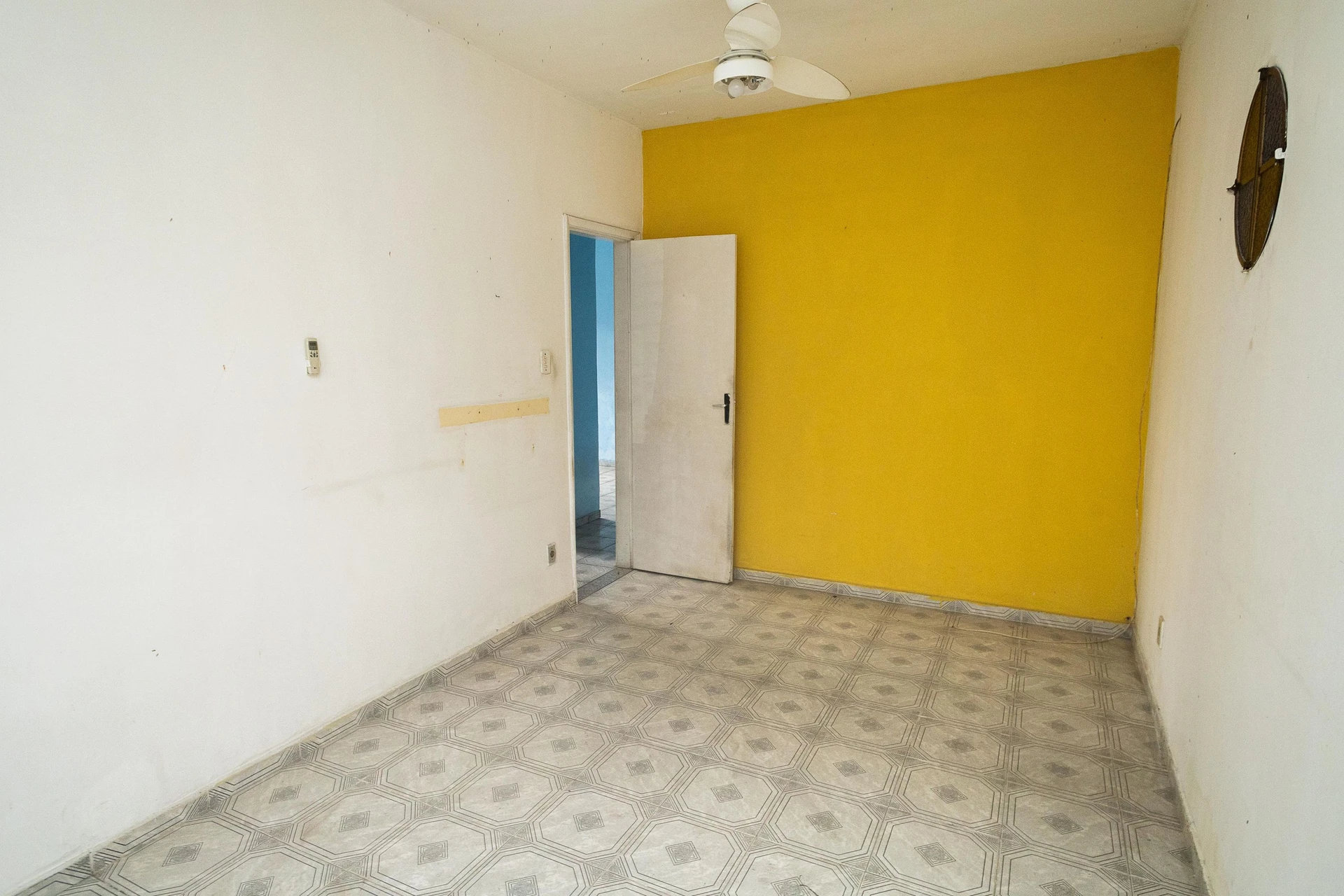 House with 3 bedrooms, 1 en-suite, and private yard — photo 4