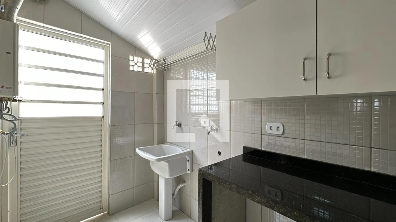 3-bedroom house with a glass-enclosed balcony in Curitiba — photo 33