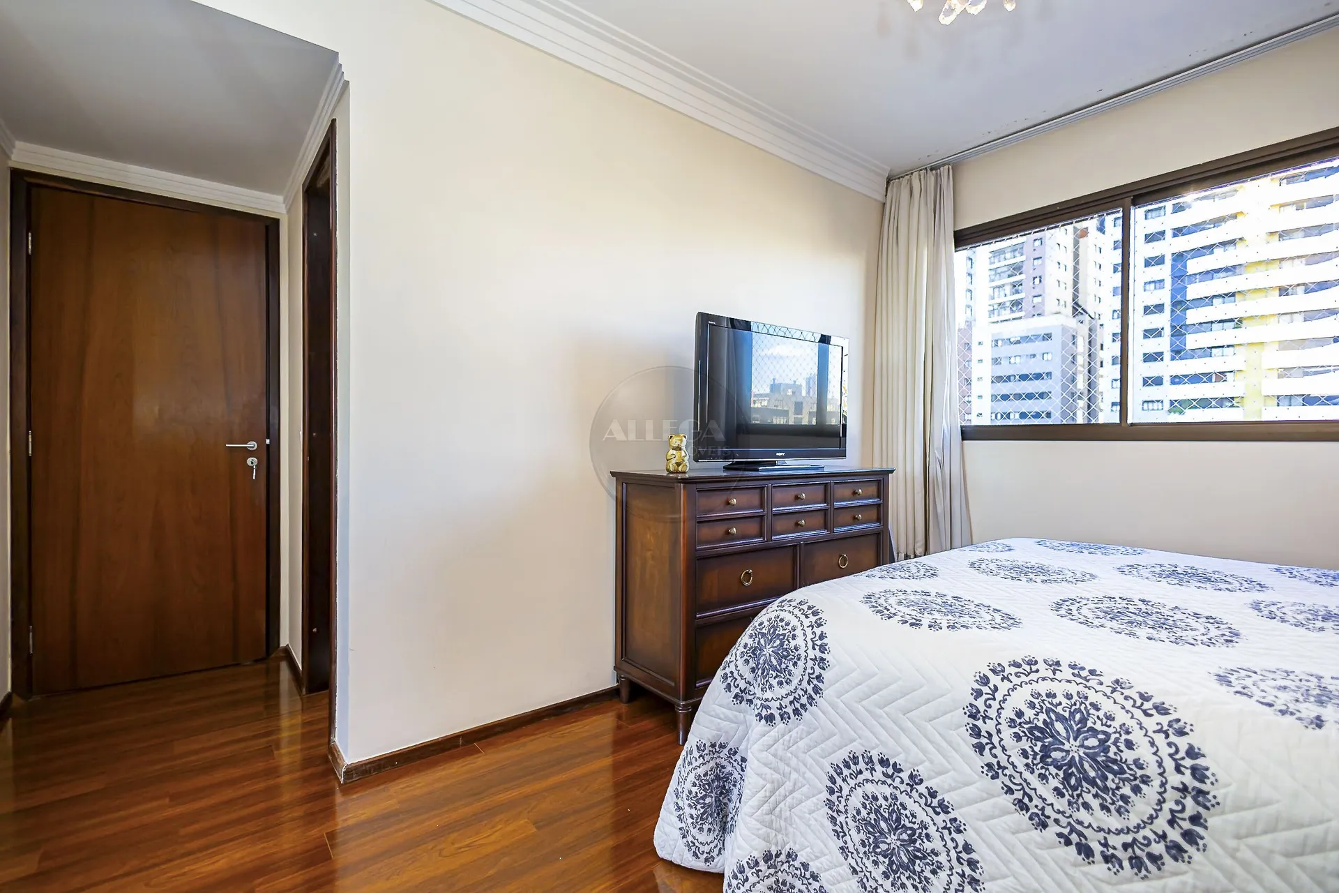 Apartamento com 4 quartos e piso de madeira na sala — photo 43