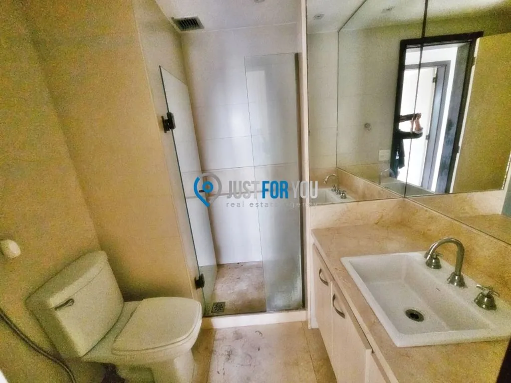 Apartamento com 3 dormitórios e varanda fechada de vidro — photo 21