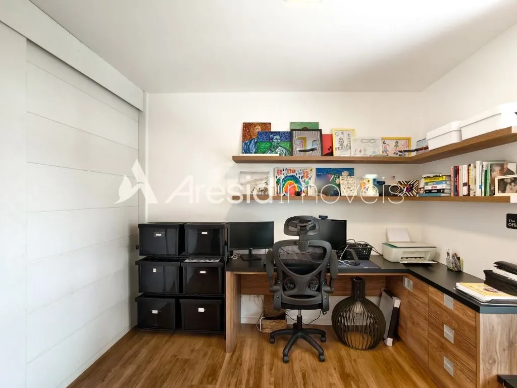 Balcony with a grill in a 4-bedroom apartment, 178 m² — photo 13
