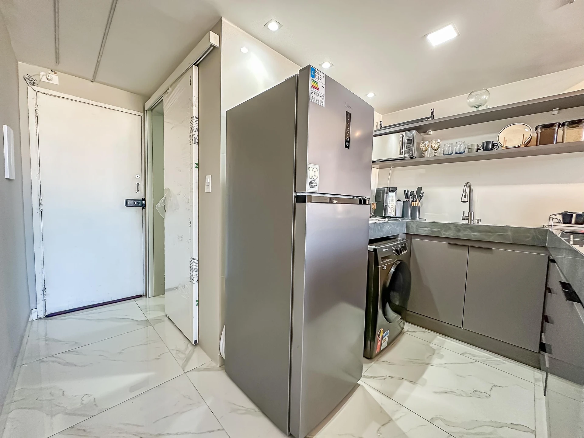 Furnished studio with 1 bedroom and 1 bathroom — photo 30