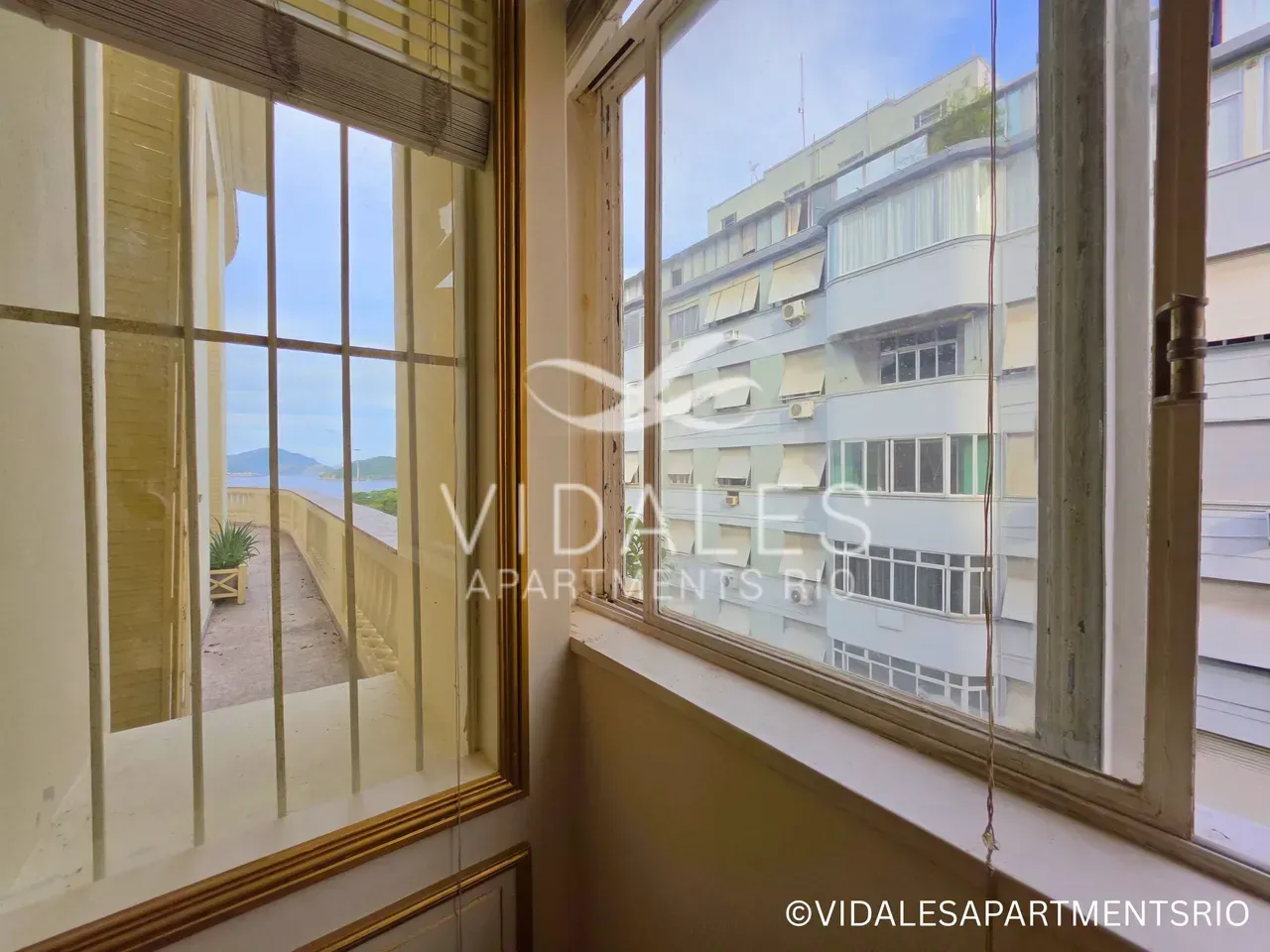 Unfurnished 4-bedroom apartment with a glassed-in balcony — photo 9