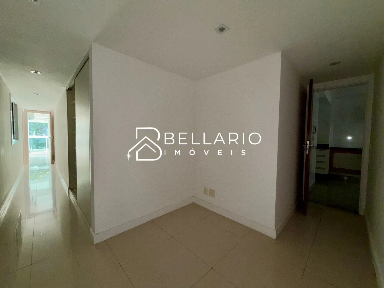 4-bedroom apartment with 5 bathrooms and glass balcony — photo 2