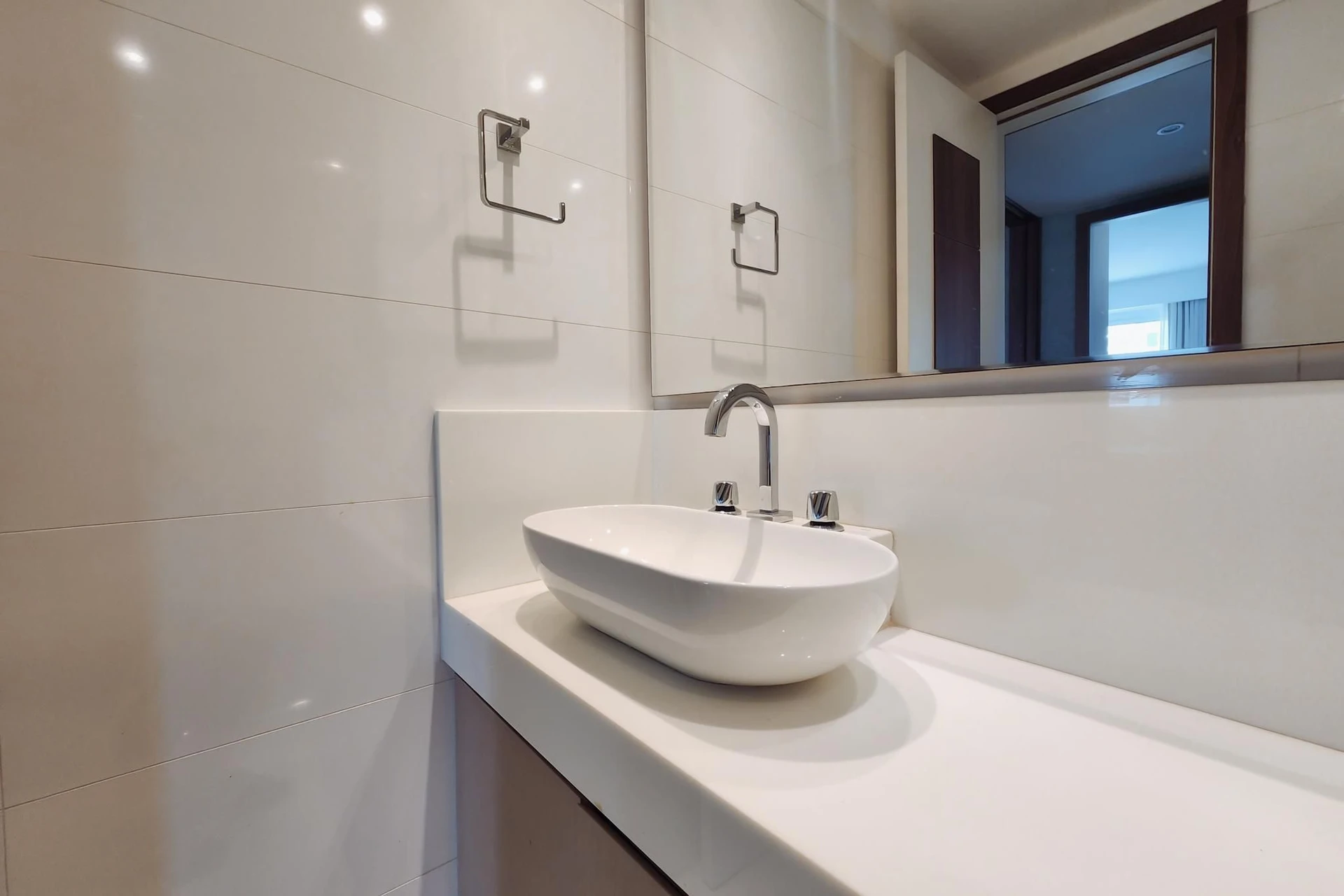 3-bedroom apartment with an ensuite suite and 2 parking — photo 50