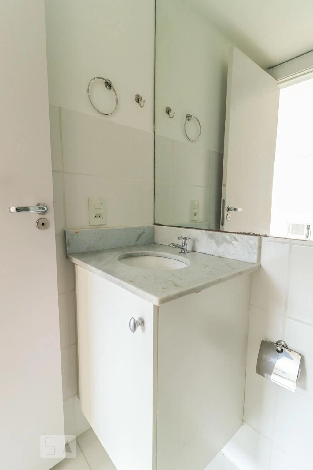 Unfurnished 3-bedroom apartment with balcony — photo 25