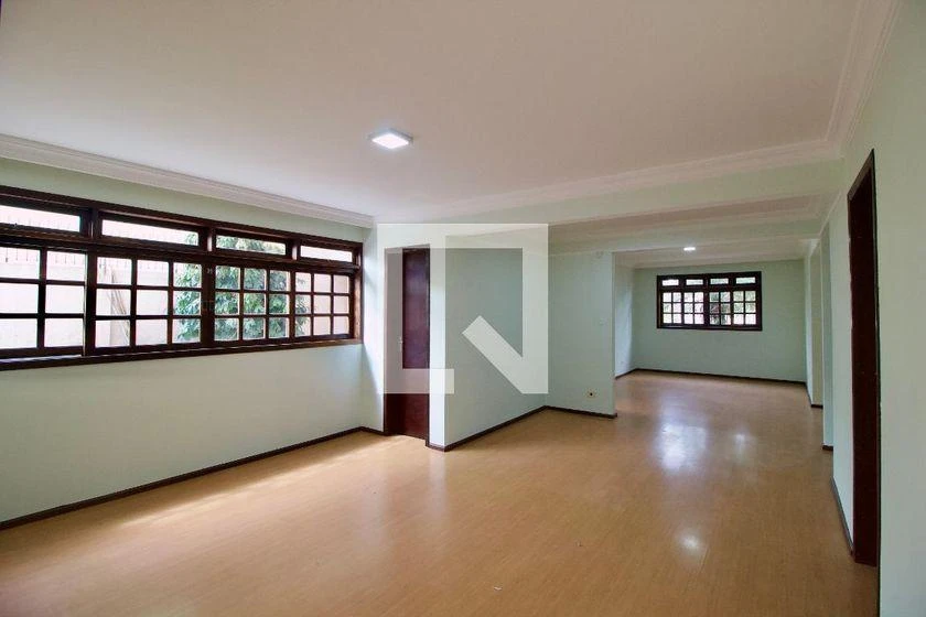 4-bedroom house with wood or laminate floors in Curitiba — photo 11