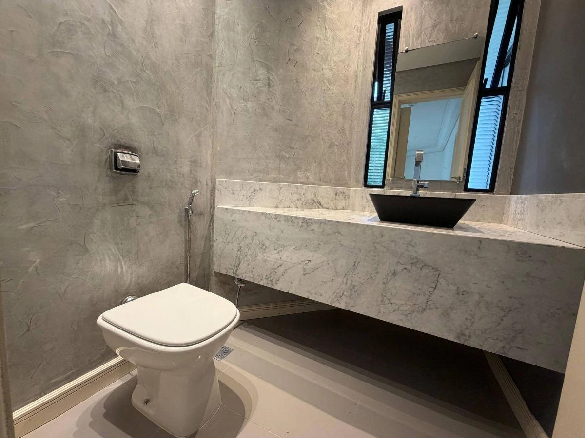 4-bedroom house with a bathtub — photo 17