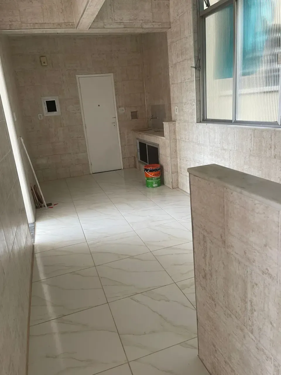 Квартира з 2 спальнями, 1 ванною та місцем для авто — photo 2