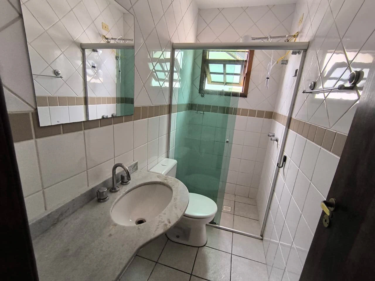 3-bedroom house with a walk-in closet in Curitiba — photo 19