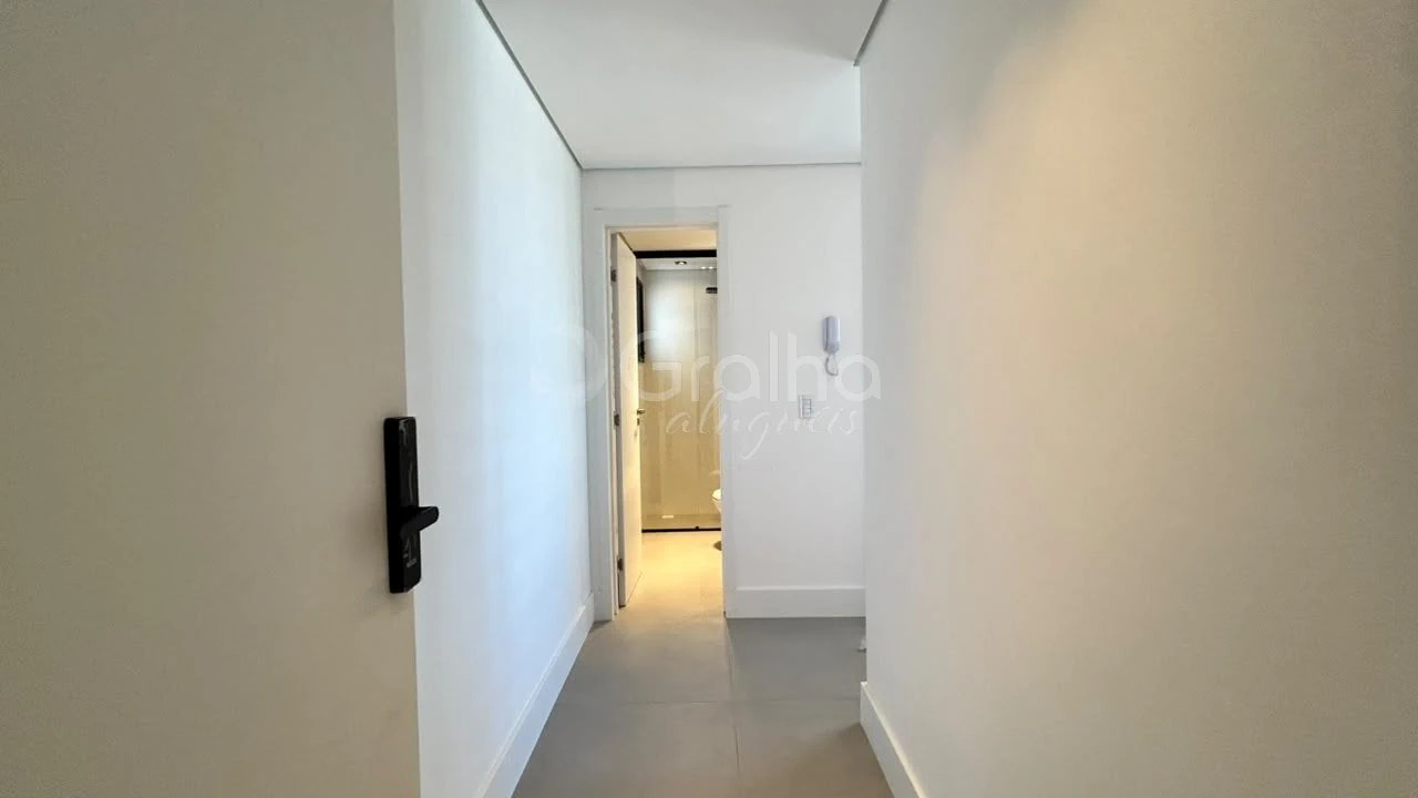 30 m² studio with floor-to-ceiling windows and a home office — photo 19