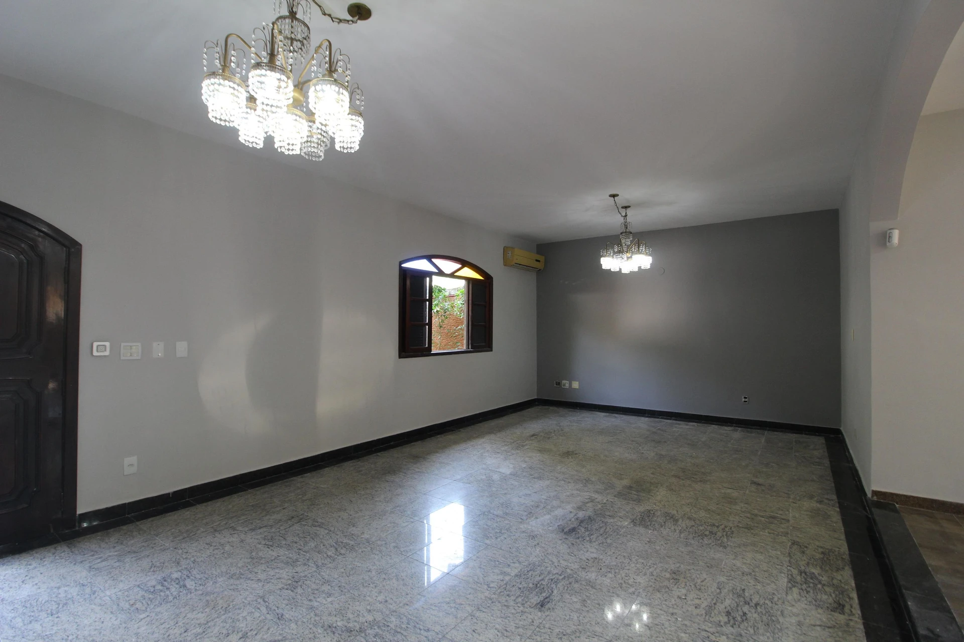 House, 450 m², with a grill on the balcony — photo 11