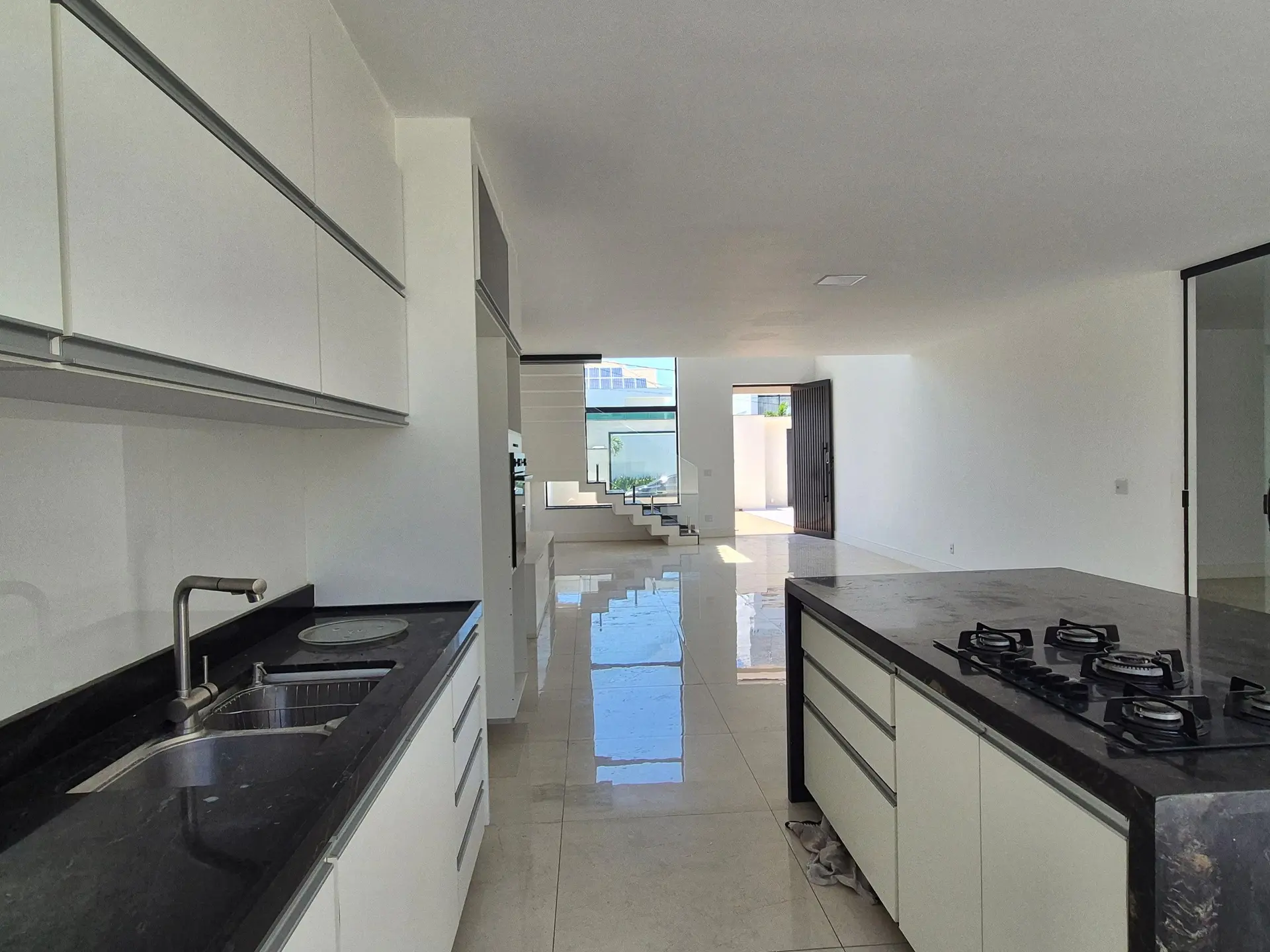 4-bedroom house with a glass-enclosed balcony — photo 40