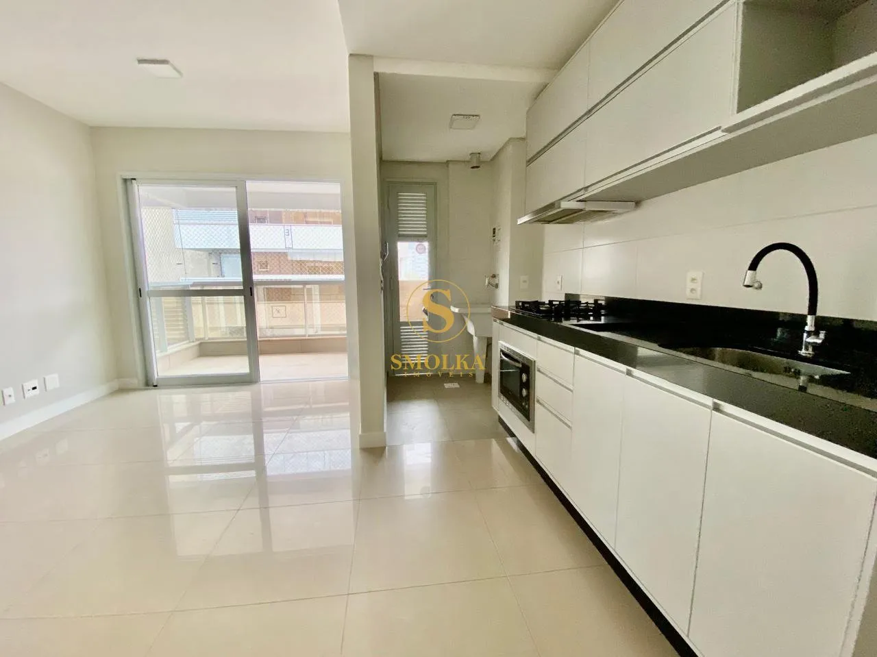 Balcony with a grill in a 2-bedroom apartment, 75 m² — photo 8