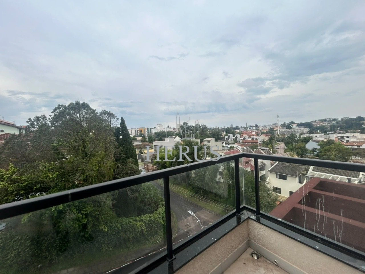 Apartamento de 2 quartos com janelas do piso ao teto — photo 22