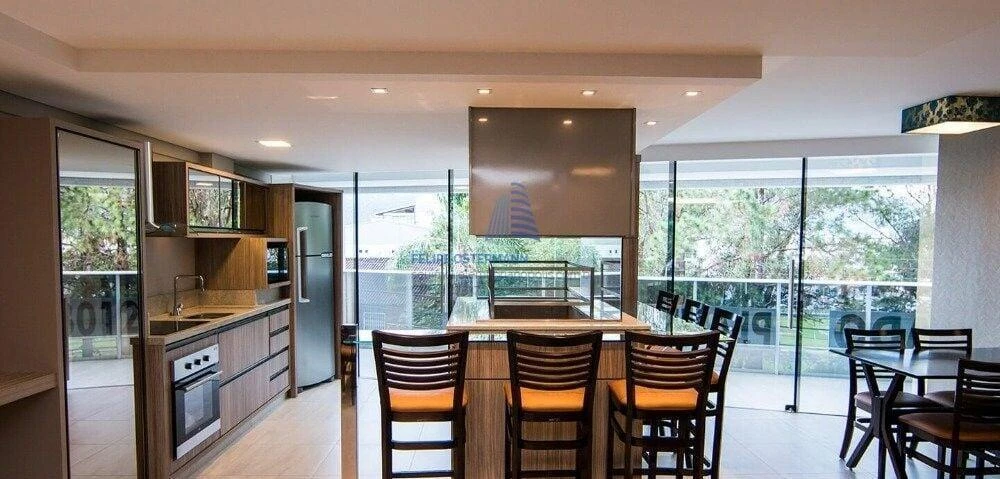 One-bedroom apartment with a glass-enclosed balcony — photo 2
