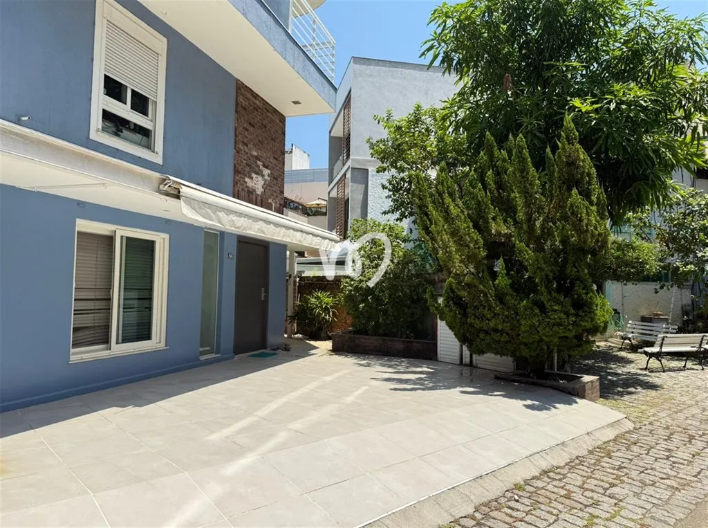 Balcony with a grill in a 5-bedroom house, 280 m² — photo 14