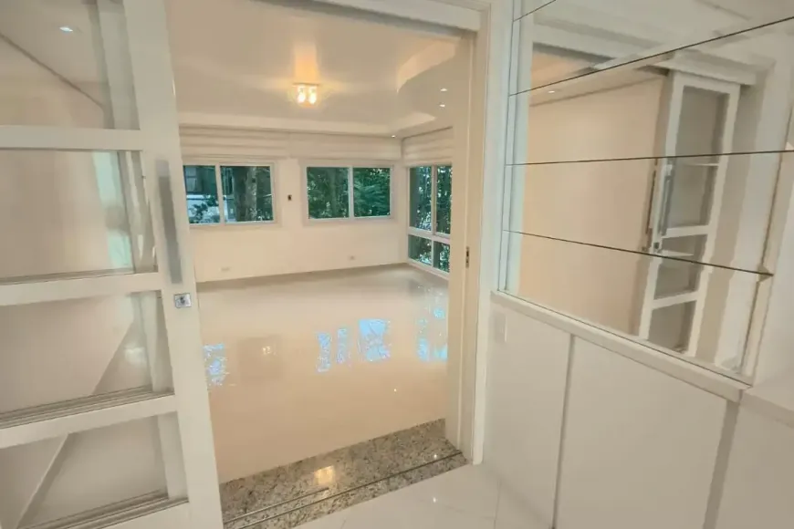 Furnished apartment with 5 bedrooms and 3 bathrooms — photo 16